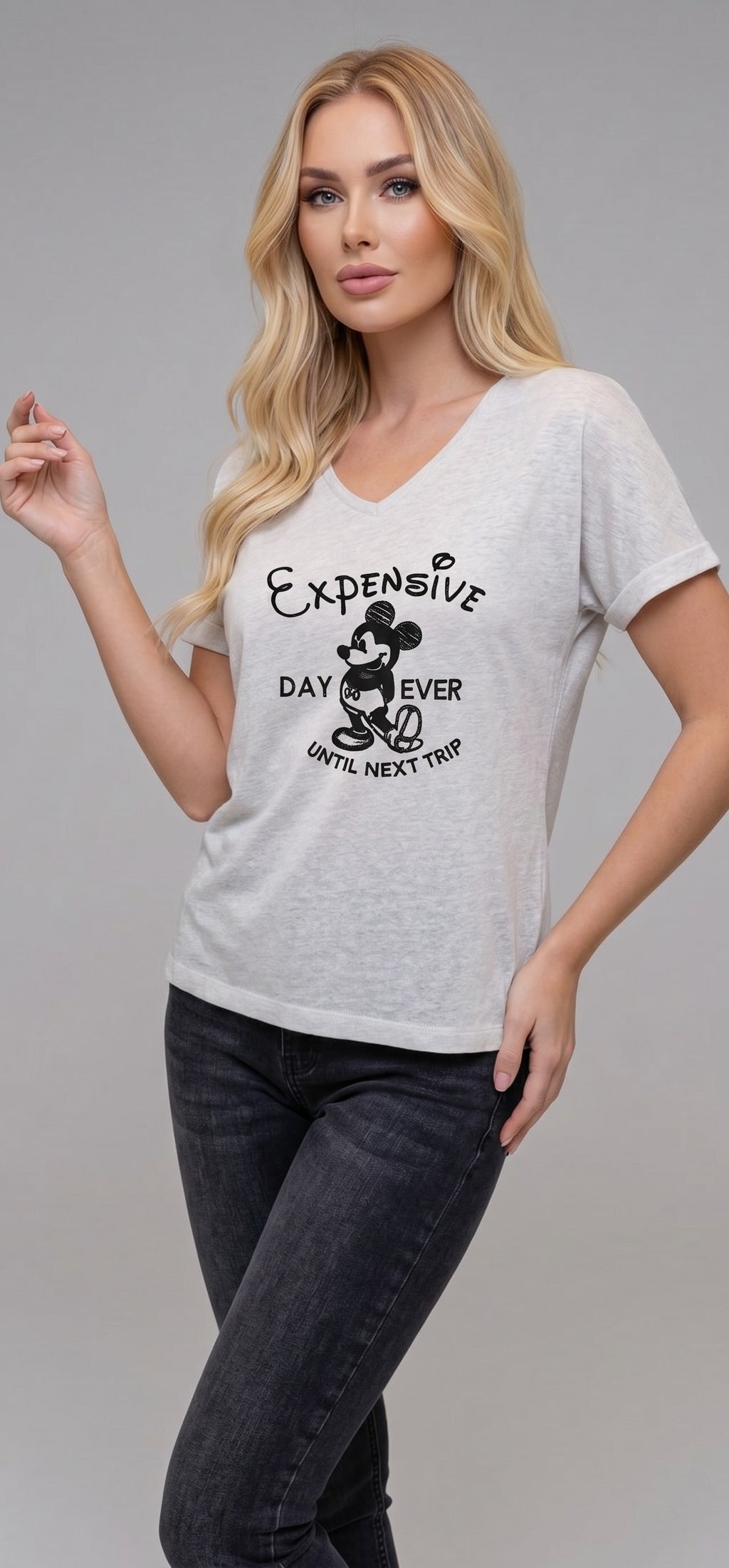 Cartoon Print V-Neck Top / חולצת V הדפס מצויר
