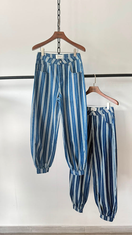 ג׳ינס מונקו כחול עם פסים בגזרה רחבה מתכנסת