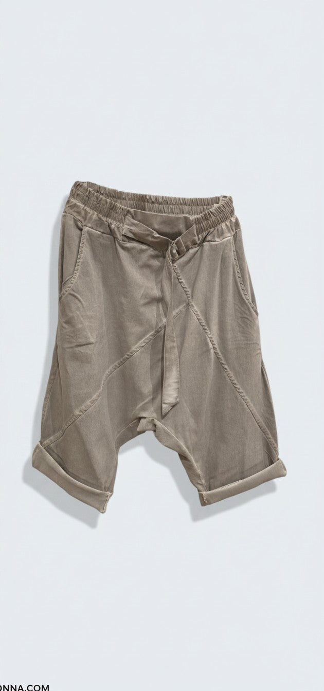 ברמודה סאקי עם חגורה / Saki Belted Bermuda Shorts
