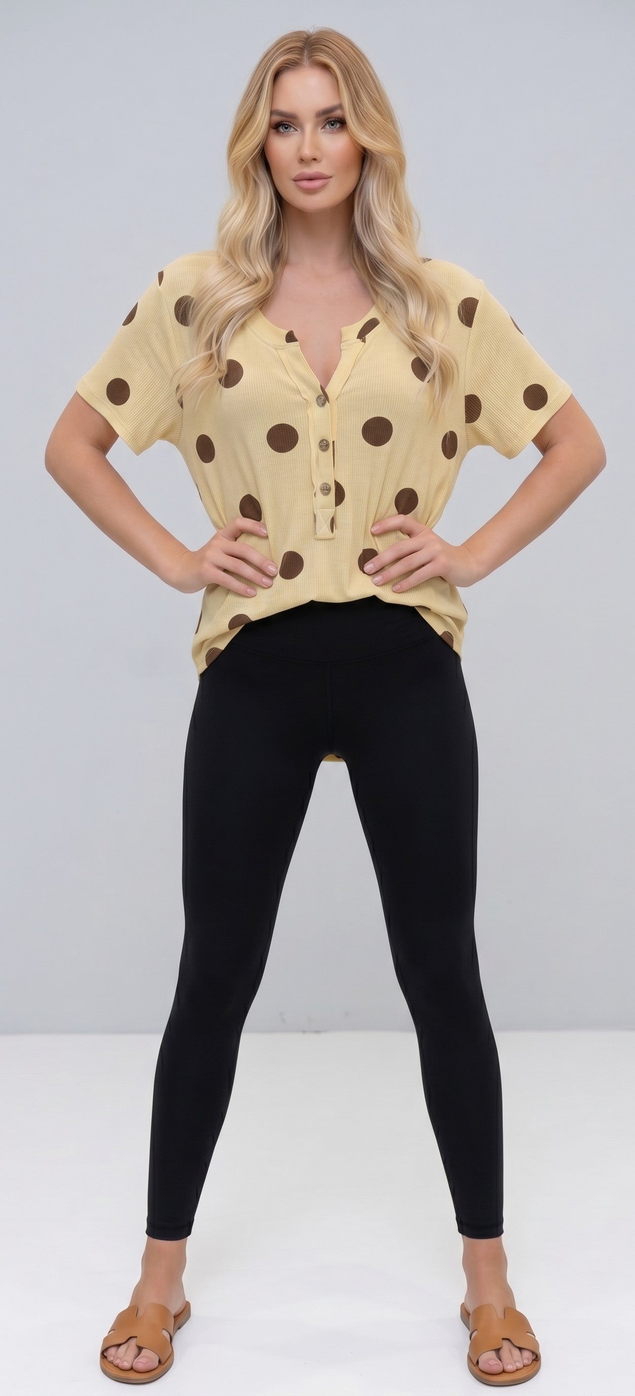 חולצת בייסיק חצי מכופתרת מנוקדת / Polka Dot Half Button Basic Top