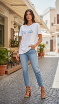 טי שירט לבנה כיתוב כחול